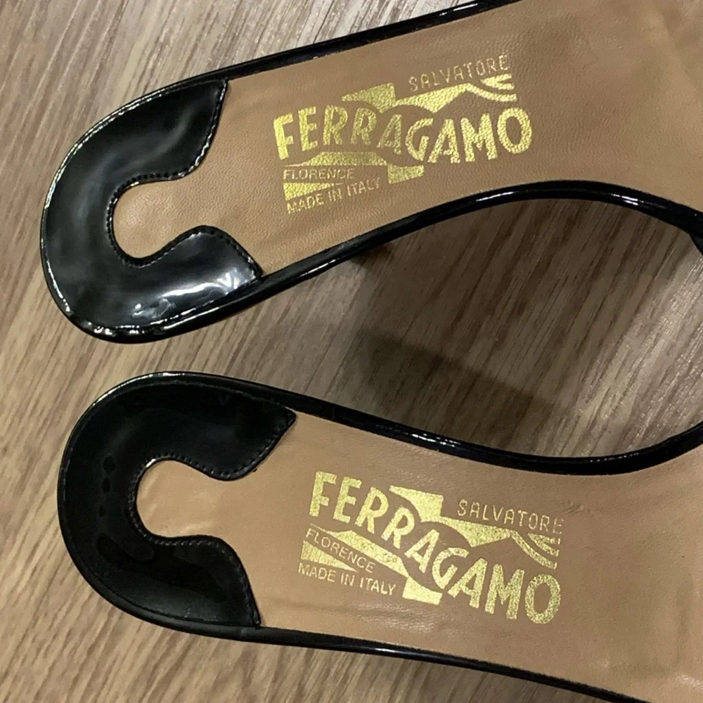 Salvatore Ferragamo Patent Leather Vara Bow Slide Sandals Size 6,5 Black - Picture 6 of 14